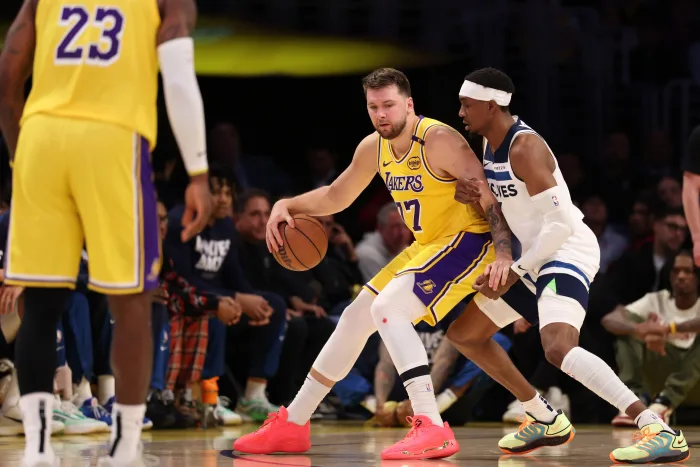安東尼·戴維斯 （Anthony Davis） 對庫珀·弗拉格 （Cooper Flagg） 和凱里·歐文 （Kyrie Irving） 進行了表演;提醒二人組大失敗
